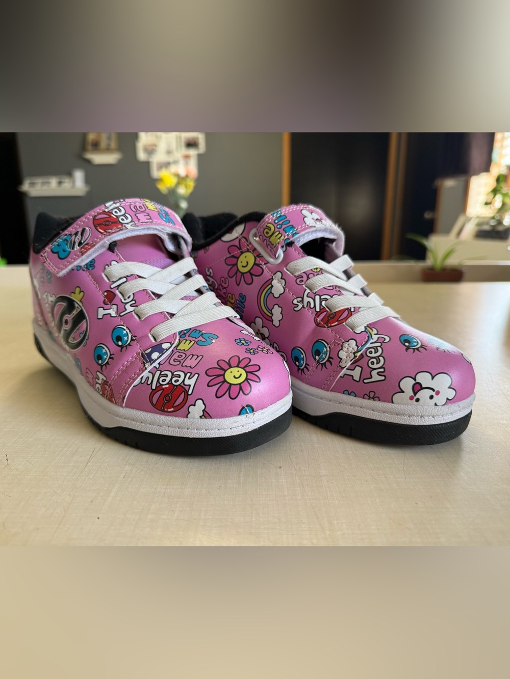 Heelys Pink Graphic Sneakers - size 4 Girls / 5 Women’s